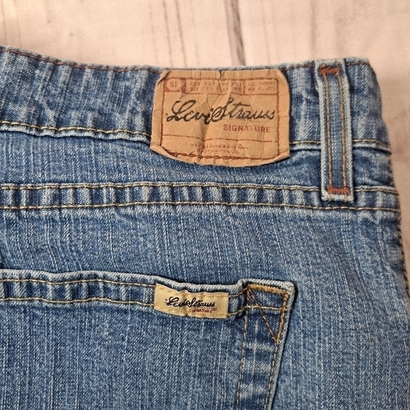 Signature by Levi Strauss Light Blue Women's Boot Cut Jeans - Picture 2 of 14